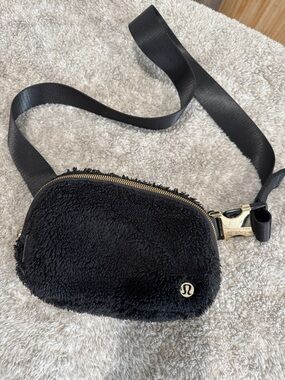 lululemon athletica Black Sherpa Crossbody Belt Bag